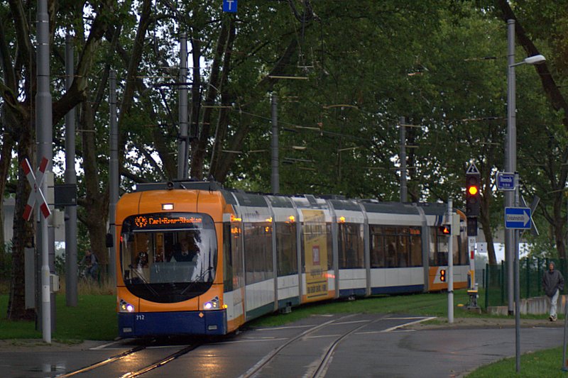 Wagen 712 fhrt in die Drerstrae ein.