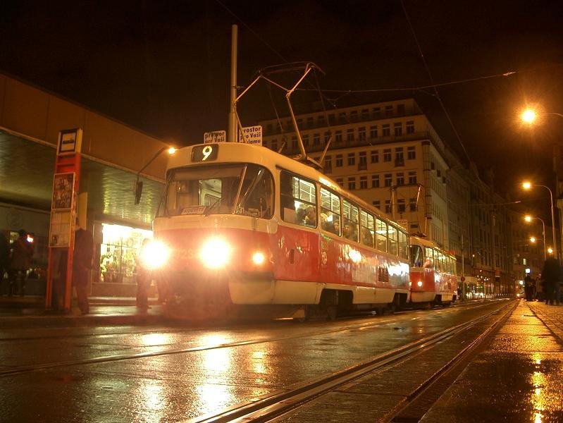 Wagen 7233 der Prager Straenbahn steht am verregneten Abend des 13. Mrz 2009 als Linie 9 an der Haltestelle  Nrodn třda .