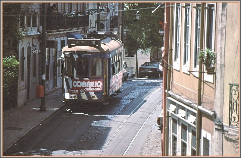 Wagen 731 der Linha 12 nach M.Munoz hat wieder eine Paragem Zona (Haltestelle) erreicht. (Archiv 06/92)
