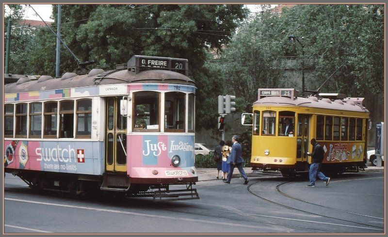 Wagen 782 wirbt fr die Schweizer Uhrenmarke Swatch und 743 fr Kinderbrei. Somit erhlt jeder Tramwagen in Lissabon sein ganz individuelles Aussehen. (Archiv 06/92)