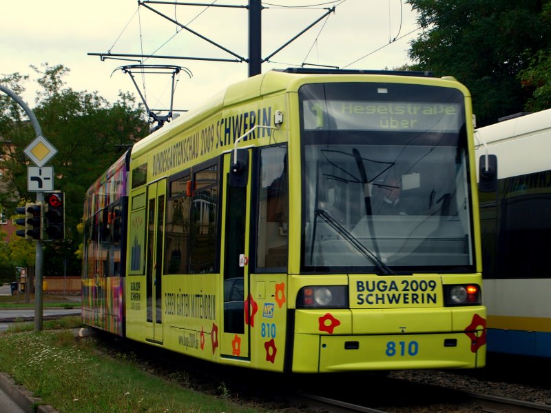 Wagen 810 der Nahverkehr Schwerin GmbH als Linie 1 mit Werbung fr die Bundesgartenschau
