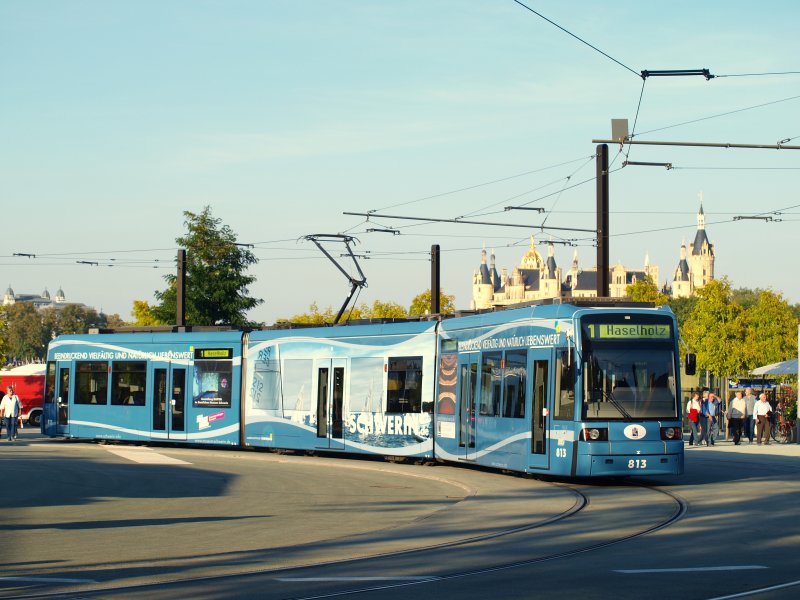 Wagen 813 der Nahverkehr Schwerin GmbH vor dem Buga Haupteingang. Im Hintergrund das Schweriner Schlo�.