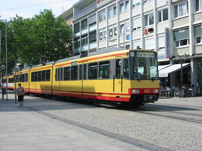 Wagen 825 am 27.7.2005 bei der Vorbeifahrt des Karlruher Marktplatzes.