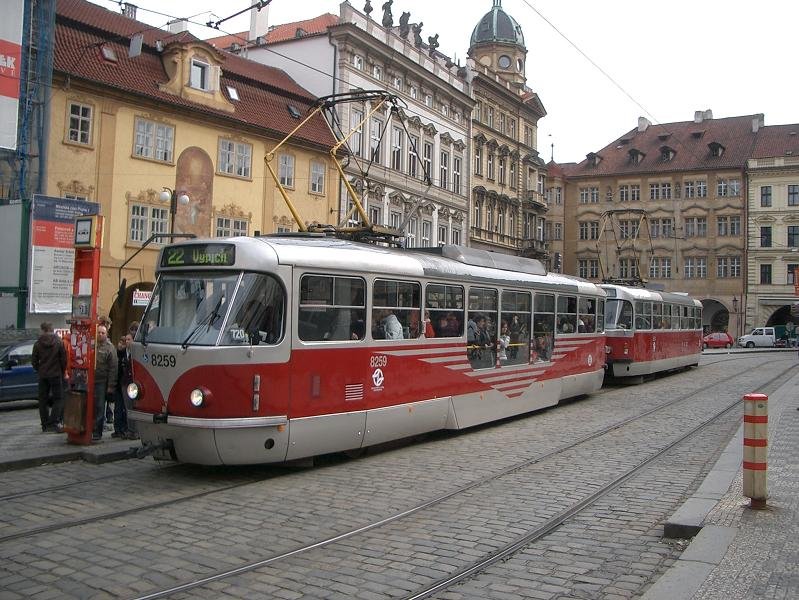 Wagen 8259 der Prager Straenbahn steht an der Haltestelle  Malostransk nměsti  und wird gleich in Richtung  Vypich  weiterfahren. Dieser T3 wurde mit einem Niederflurteil zwischen den Drehgestellen ausgestattet. 2009-03-14.