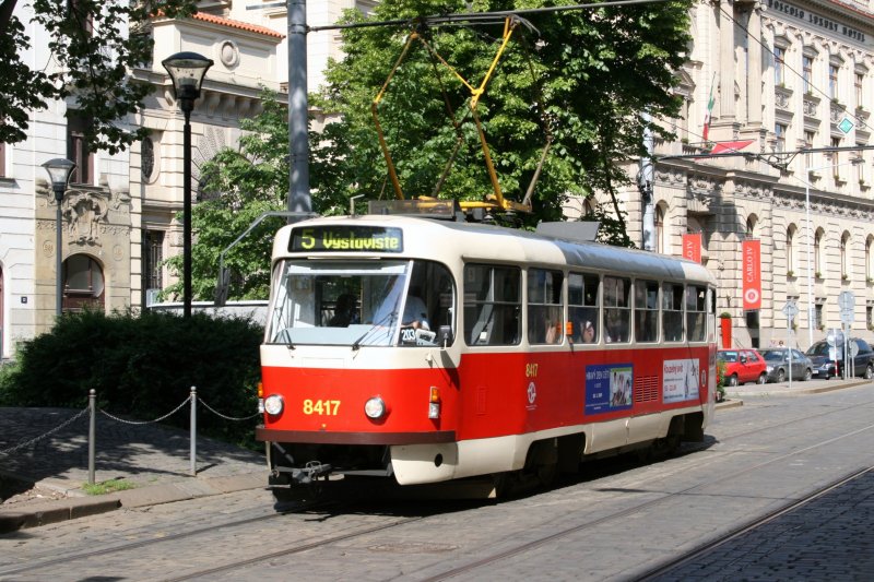 Wagen 8417 der Prager Strassenbahn solo unterwegs nach Vysloviste.
03.05.09.