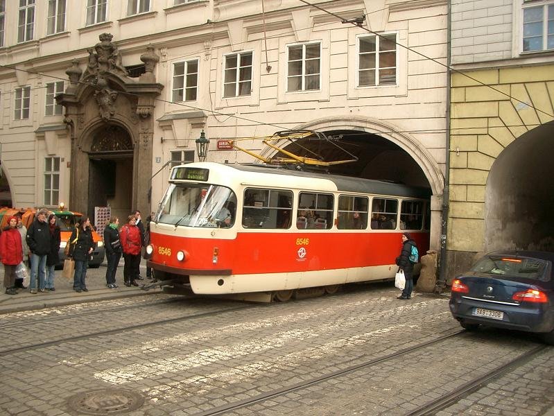 Wagen 8546 der Prager Straenbahn durchfhrt ein Haus am Křiovnick nměsti direkt an der Karlsbrcke (Karlův most). 2009-03-13.
