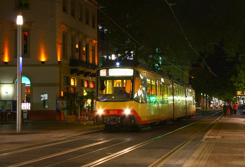 Wagen 869 steht abfahrbereit am Marktplatz.