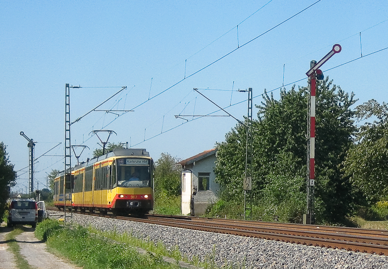 Wagen 907 und 916 als S41 nach Karlsruhe Hbf an der Blockstelle Basheide, 24. August 2009.