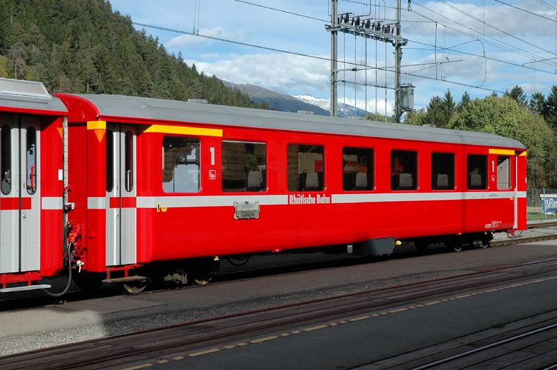 Wagen A 1227 in neuem RhB-Design. Ilanz 06.10.05