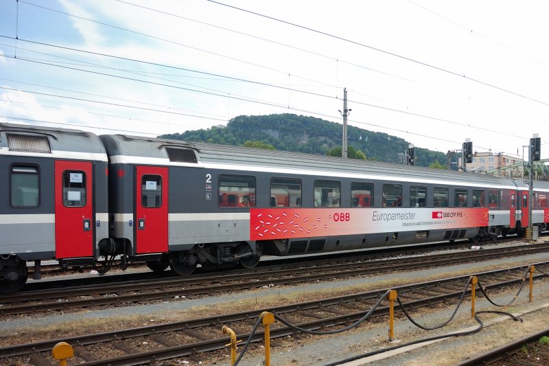 Wagen des EM-Sonder-ICs  Europameister  verlassen Salzburg Hbf. Extra f�r den Verkehr zwischen Schweiz und �sterreich wurden die Wagen mit passenden Werbefolien geschm�ckt. Hier die SBB-Wagen. Salzburg, 21.06.2008 .