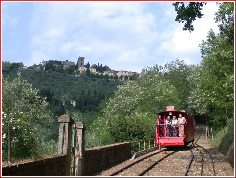 Wagen Nr. 2 kreuzt uns an der Ausweichstelle. Auf dem Hgel Montecatini Terme Alto. (26.04.2007)