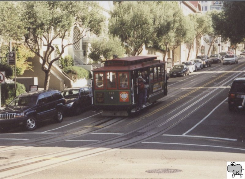 Wagen Nummer 13 der San Francisco Municipal Railway, fotografiert am 6. September 2002 auf der Hyde Street. Die Aufnahme entstand kurz vor dem Wendepunkt am Fishermans Wharf.
Neben der Powell and Hyde Linie verkehren die Cable Cars noch auf der Powell and Mason Linie und auf der California Street Linie.