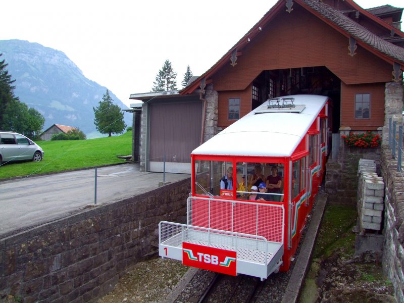 Wagen1 verlsst die Bergstation der 1916 in Betrieb genommenen Treib-Seelisbergbahn; 080901