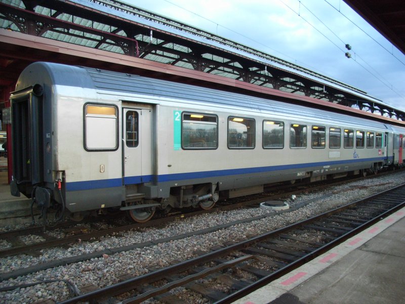 Wagenkomposition eines TER200 Rgion Alsace: 
Dies sind (schon seit einigen Jahren) mit max. 200 km/h verkehrende Regionalzge, auf der Relation Strasbourg-Mulhouse (-Basel).
Die Wagen sind hierfr adaptierte Schnellzugwagen.
Hier der 
2.Klasse-Wagen B11tux 50 87 21-97 508-6 .

03.03.2007 Strasbourg