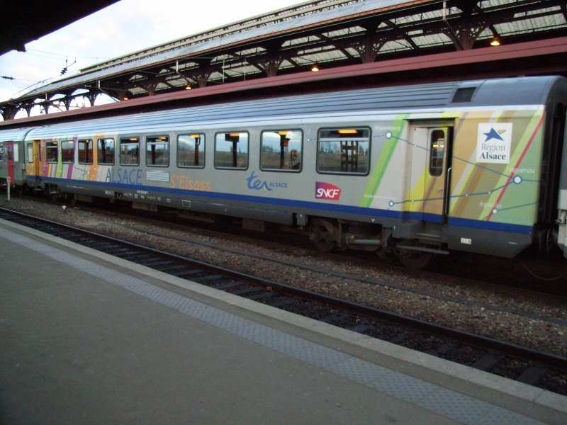 Wagenkomposition eines TER200 Rgion Alsace: 
Dies sind (schon seit einigen Jahren) mit max. 200 km/h verkehrende Regionalzge, auf der Relation Strasbourg-Mulhouse (-Basel).
Die Wagen sind hierfr adaptierte Schnellzugwagen.
Hier der renovierte 2.Klasse-Wagen B11tu 50 87 21-97 538-3 mit der aufflligen und attraktiven Regionallackierung ALSACE-S´Elsass.
03.03.2007 Strasbourg


