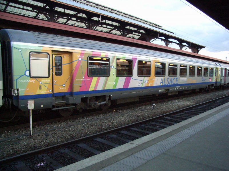 Wagenkomposition eines TER200 Rgion Alsace: 
Dies sind (schon seit einigen Jahren) mit max. 200 km/h verkehrende Regionalzge, auf der Relation Strasbourg-Mulhouse (-Basel).
Die Wagen sind hierfr adaptierte Schnellzugwagen.
Hier der renovierte 2.Klasse-Wagen B11tu 50 87 21-97 538-3 mit der aufflligen und attraktiven Regionallackierung ALSACE-S´Elsass, auf der die Bahnhfe und Bahnverbindungen im Elsa grafisch dargestellt sind.
03.03.2007 Strasbourg


