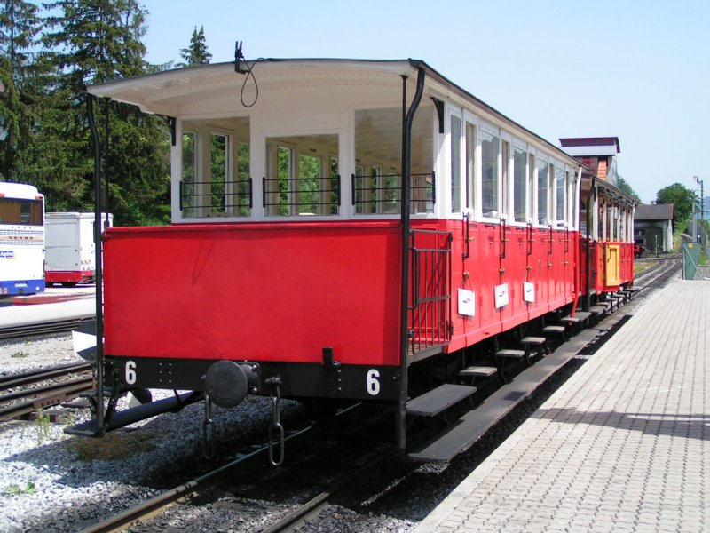 Wagenmaterial (3Abteile reserviert f. Schulklasse)
bereitgestellt zur Abfahrt am 20.Juni 2006 Bhf. Jenbach