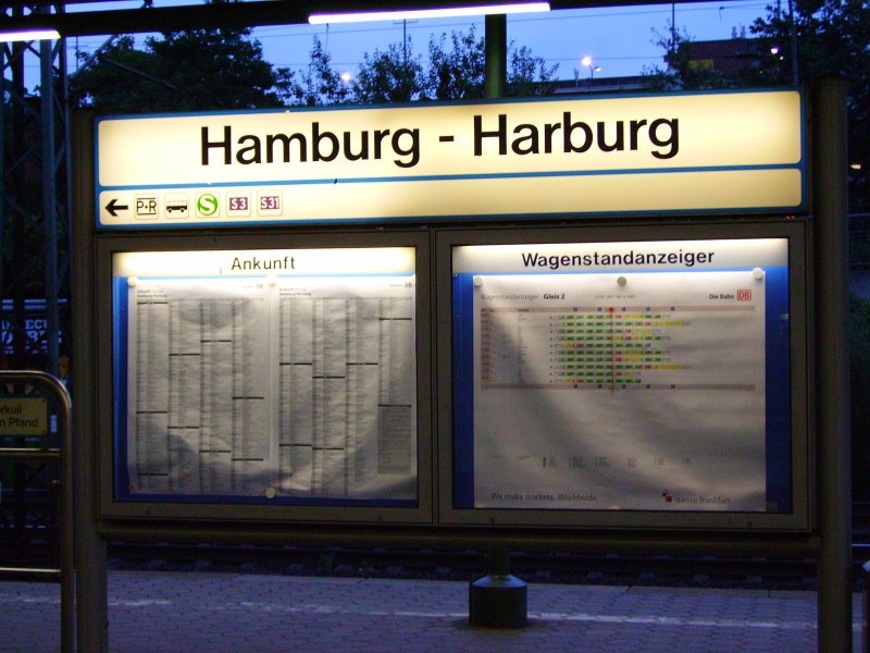 Wagenstandsanzeiger und Ankunftstafel von Gleis 2 in Hamburg-Harburg. 02.09.07