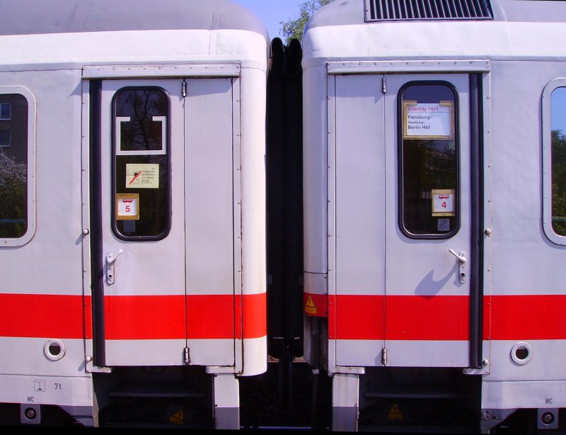 Wagen�bergang zwischen zwei Ex-IR-Wagen des IC 1971. Elmshorn, 27.04.07