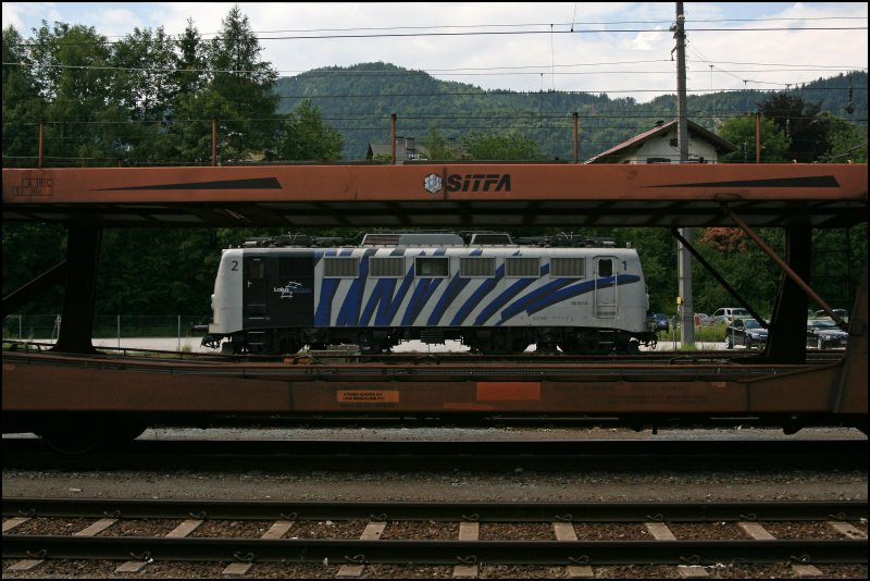 Waggon mit Durchblick. Die 139 312 verbringt ihre Pause auf einem Nebengleis am 25.06.07 im Bahnhof Kufstein.