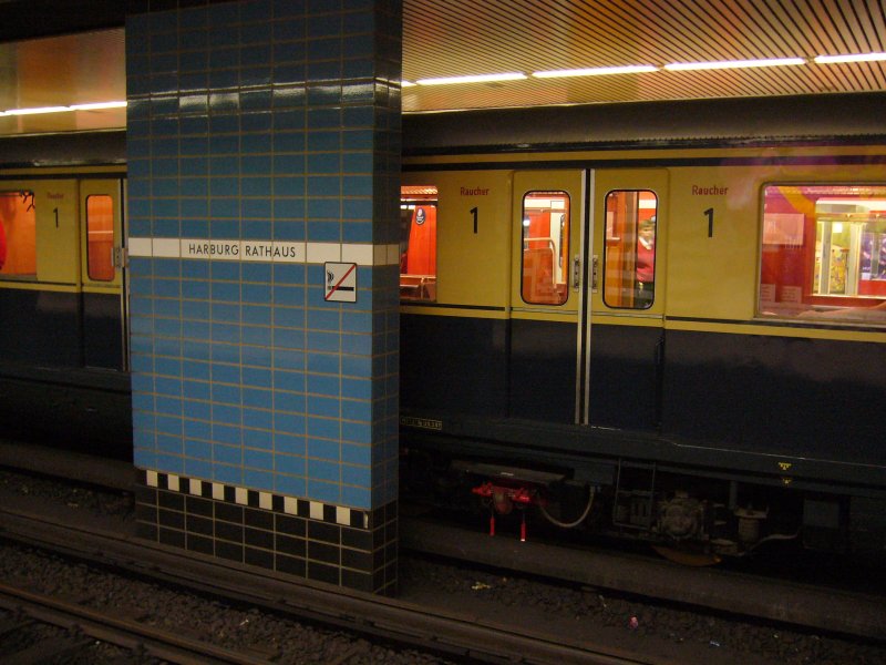 Wahrscheinlich ein seltener Gast in Harburg Rathaus: der Museumszug 171 082 der Historischen S-Bahn Hamburg e. V. Schade dass die S-Bahn heute keine eigenen Farben mehr hat, aber ob creme-blau einem 474er stehen w�rde? Aufgenommen am 26. August 2007