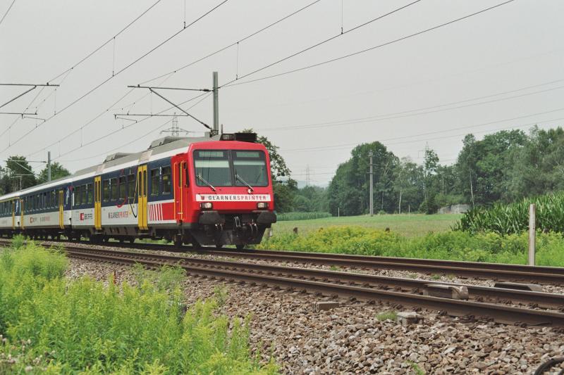 Wahrscheinlich einer der farbigsten Zge der SBB! Der RegioExpress 3971  GlarnerSprinter  Zrich HB - Schwanden ist hier am 29.07.2005 kurz vor dem Bahnhof Ziegelbrcke unterwegs.