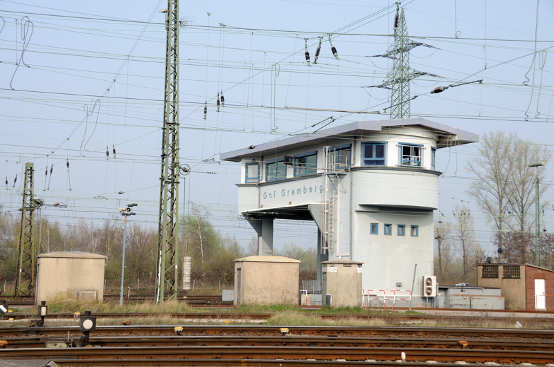 Wahrzeichen: Das Reiterstellwerk in der nrdlichen Ausfahrt von Gremberg Gnf. (April 2009).
