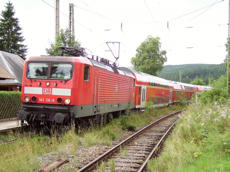 Wald und Wiesenbahn. 143 316-8 steht mit einer RegionalBahn aus Freiburg(Brsg)Hbf nach Seebrugg in Aha. 10.08.08