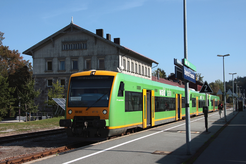 Waldbahn VT15+VT28+VT24 als RB32423 bei der Ausfahrt aus Bf Bayer. Eisenstein am 26.09.2009.