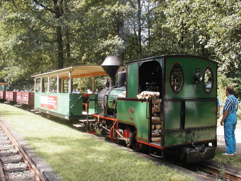 Waldeisenbahn Muskau,Der Extrazug mit Schweizer Reisegruppe,ist eben in Bad Muskau eingetroffen.Dort wurden wir mit einem traditionellen Mittagessen verkstigt (11.08.04)