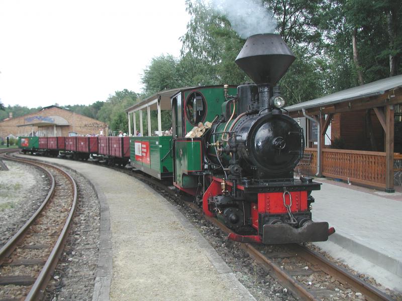 Waldeisenbahn Muskau,Ende der herrlichen Sonderfahrt,Der Zug ist wieder in der Ausgangsstation Weisswasser-Teichstrasse angelangt.(11.08.04)
