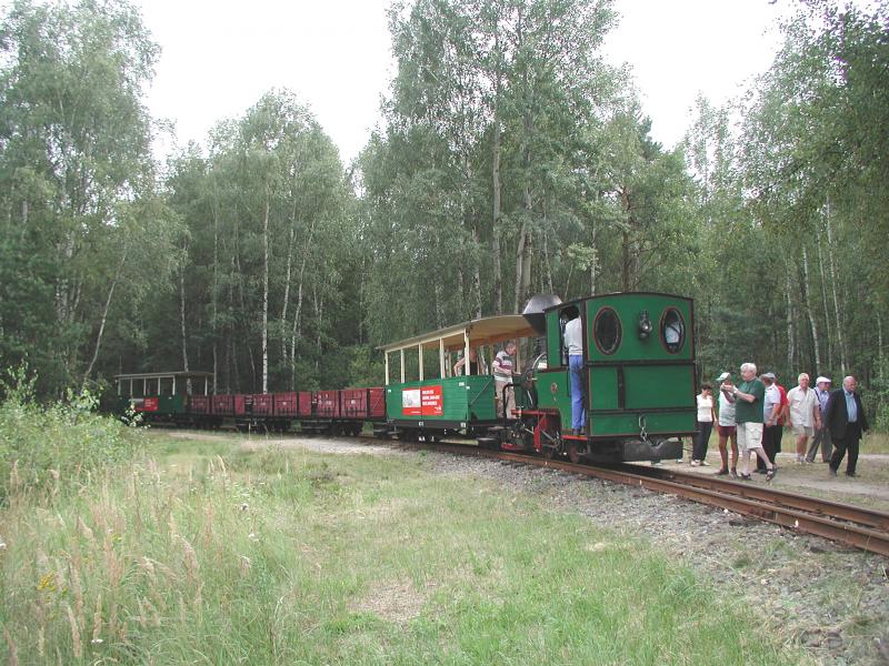 Waldeisenbahn Muskau,Unser Extrazug mit Schweizer Reisegruppe bei
einem Kaffeehalt in der nhe von Kromlau. (11.08.04)