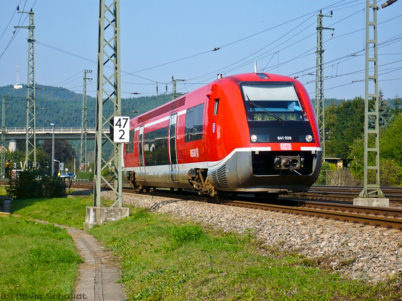 Walfisch 641 028 aus Arnstadt erreicht in wenigen Metern den Endbahnhof Saalfeld (Saale). Die Zugzielanzeige ist schon umgestellt worden, weil der Zug nur einen Aufenthalt von 17 Minuten hat. (19.09.2009)