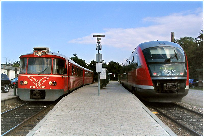 Wandel der Bahnfahrzeuge -

Zugkreuzung zweier Triebwagen unterschiedlicher Generationen in Hornbæk. 

25.08.2006 (J)