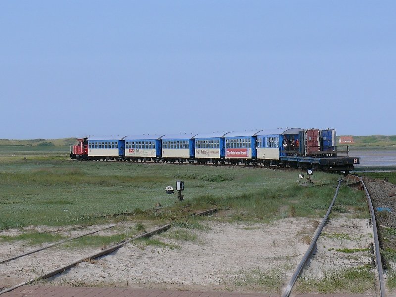 Wangerooge - Inselzug mit Lok 399 107 (Schma 1999) auf dem Weg vom Hafen durchs Watt zum Ort.

03.06.2007 