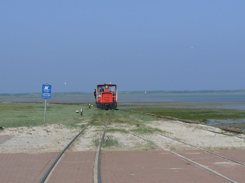Wangerooge Lok 399 108 (Sch�ma 1999) rangiert im Watt beim Westanleger.

02.06.2007 