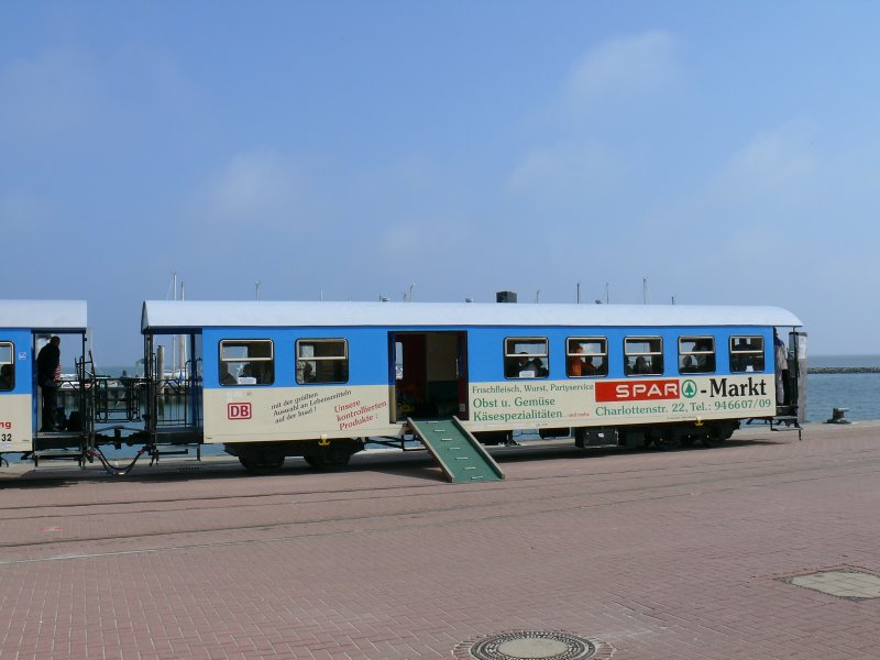 Wangerooge: Personenwagen mit Abteil f�r Rollst�hle und Kinderwagen KD63-252 (RAW Wittenberge 1992/93). Die anlegbare Auffahrrampe geh�rt zum Wagen und wird an den Halten jeweils ausgelegt.

02.06.2007 