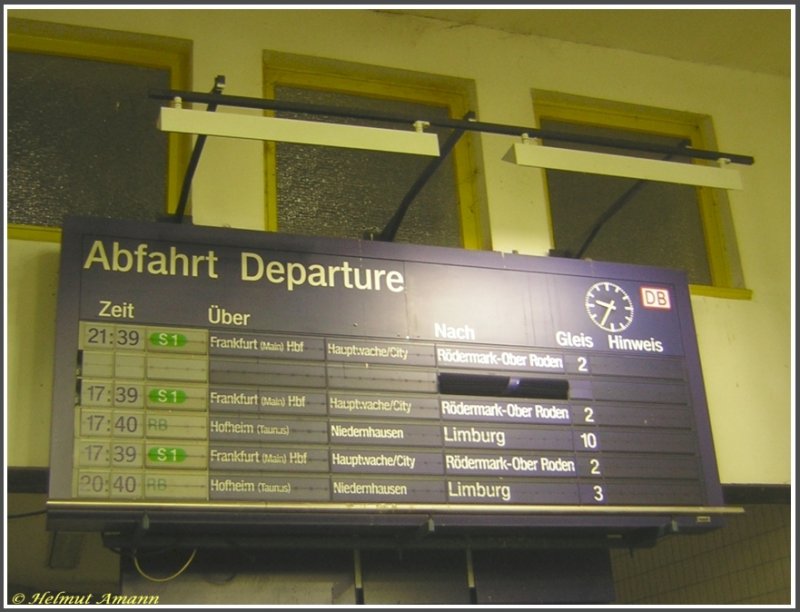 Wann fhrt die Bahn ? (Anzeigetafel in der Eingangshalle des Bahnhofes Frankfurt am Main-Hchst am 19.04.2007)