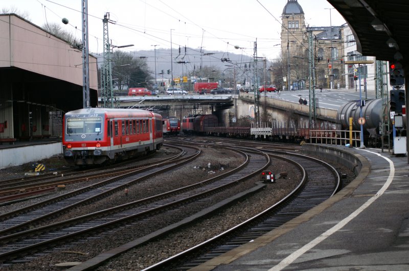 Wann fahren einem schon mal drei Z�ge gleichzeitig durchs Bild? Hier am 12.02.2009 in Wuppertal Hbf. 628 499-6, unterwegs als RB47, rollt gerade aufs Abstellgleis um f�r die S8 Platz zu machen und wird in wenigen Minuten zur�ck an den Bahnsteig kommen. Die RB48 erreicht gerade in Form eines ET425 ihre Entstation und 140 858-2 rollt mit einer Schwester und einem gemischten G�terzug langsam durch den Bahnhof.