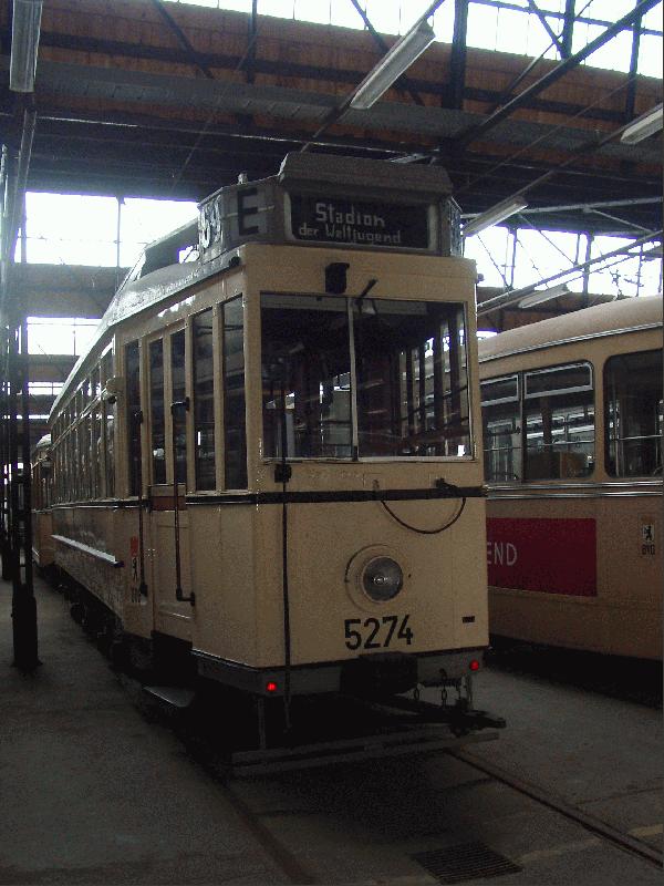 Wann wird 5274 wohl das n�chste Mal zum  Stadion der Weltjugend  fahren?

Die Themenfahrten der historischen Stra�enbahnz�ge werden im  BVG plus -Heft ver�ffentlicht, welches in allen Stra�enbahnen im Liniendienst ausliegt. 