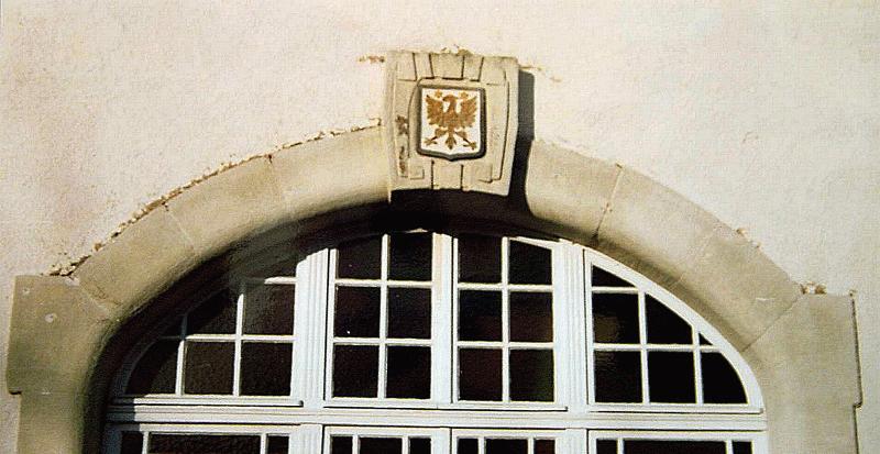 Wappen auf dem Schlustein des Fensterbogens an der rckwrtigen Seite des Bahnhofs Grvenwiesbach - vergleichbar mit der Ausfhrung am Bahnhof Brandoberndorf, 1. Hlfte der 1980iger Jahre.