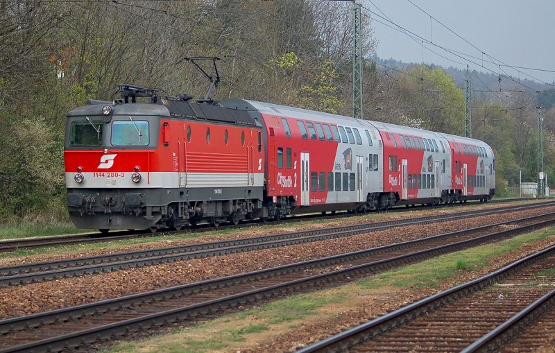 War am 12.04.2008 als S-Bahn zwischen Wien Westbahnhof und Unter Tullnerbach-Pressbaum unterwegs. 1144 280 mit drei Doppelstockwagen.
