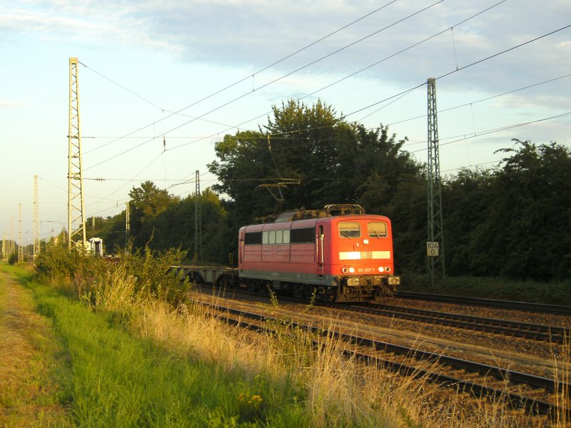 War schon ein schner Tag. Alles war ruhig, man konnte gerade einen schnen Sonnenuntergang erleben, und genau in diesen Moment schlich sich ganz leise die 151, die glcklicherwiee Rot hatte.Hier im Bild wird sie von der untergehenden Sonne angestrahlt. (27.07.2009, Manoglding)