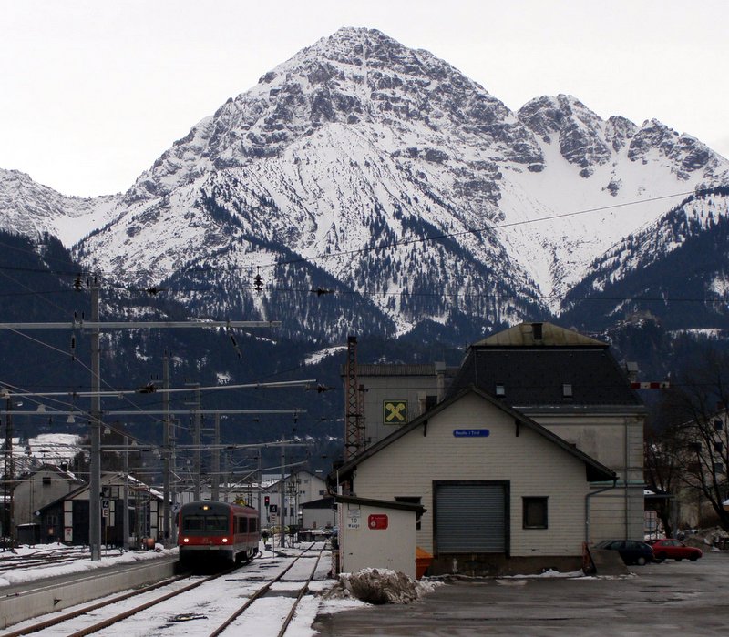 Waren das noch Zeiten - als die  einser  noch ber die Auserfernbahn tuckerterten... Hier steht nun einer der drei 628 Prototypen im Bahnhof Reute zur abfahrt nach Kempten bereit. 