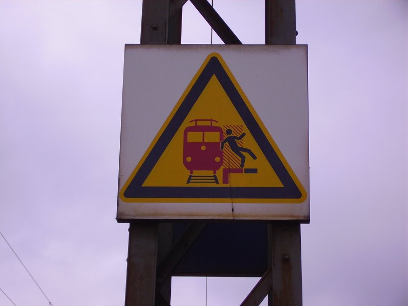 Warnschild vor Zgen im Bahnhof von Elmshorn. 03.04.08