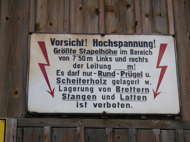 Warntafel am Gterschuppen in Schaan-Vaduz (15.05.03)