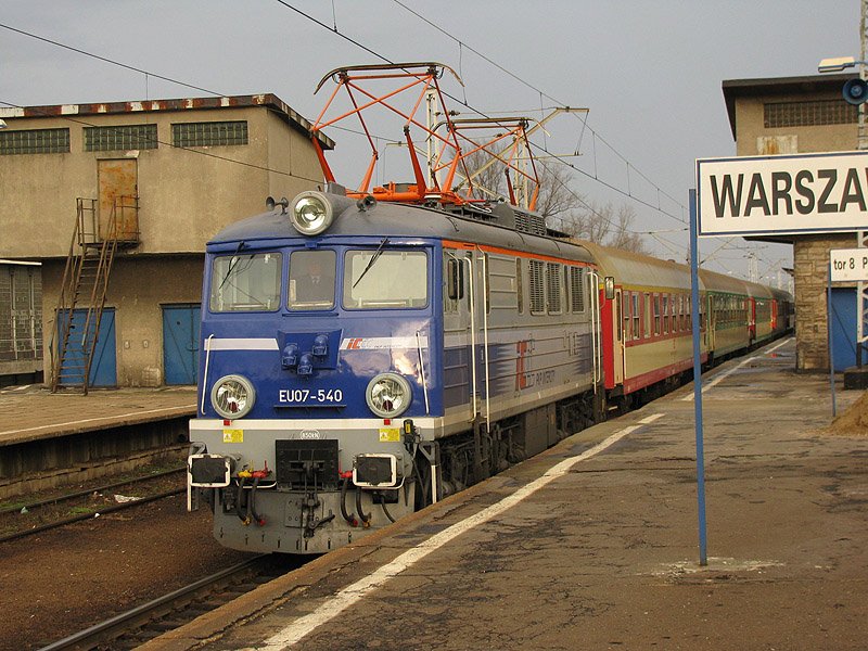 Warszawa Wschodnia, EU07-540 mit dem 13102  Kazimierz Wielki  nach Krakw Płaszw, 30.11.2008 - am letzten Tag wurden die D-Zge von PKP Przewozy Regionalne bedient, trotzdem war die Lokomotive sowieso von PKP Intercity.