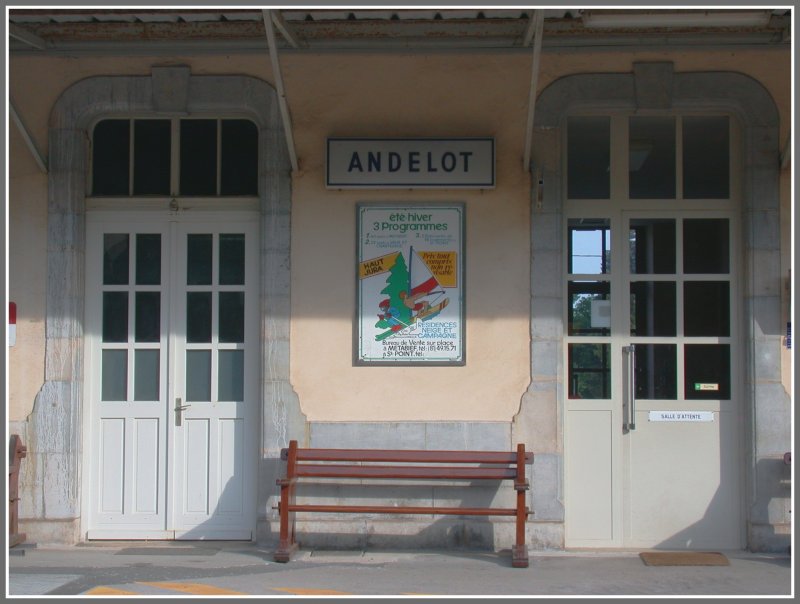 Wartebank in Andelot, auch da muss oft und lange gewartet werden. (05.06.2007)