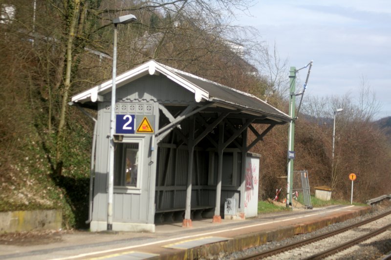 Wartehuschen aus Urzeiten am Bahnhof Bammental. Im Hintergrund sind erste Zeichen der Elektrifizierung zu entdecken. Bild aufgenommen am 19.03.09.