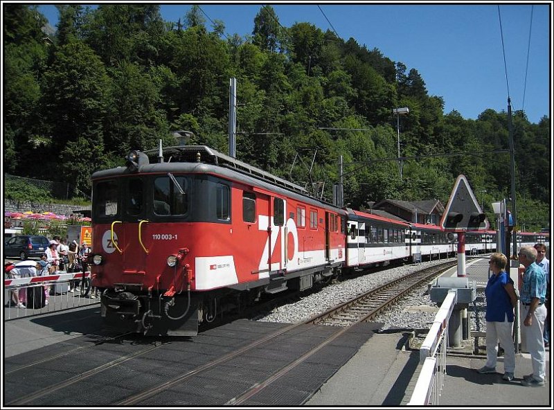 Warten am Bahnbergang: Ein Zug der Zentralbahn mit 110 003 hat gerade den Bahnhof in Brienz verlassen und fhrt weiter in Richtung Interlaken-Ost. Die Aufnahme stammt vom 25.07.2008.